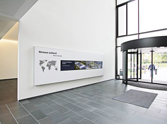 Digital Signage Videowall der komma,tec redaction im Museum