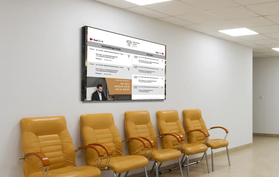 Ein Digital Signage Display an der Wand in der Behörde