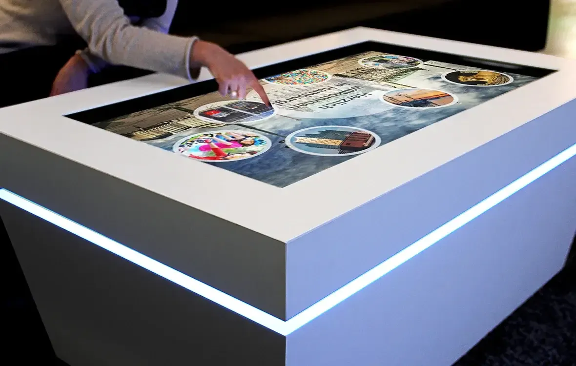 Ein Digital Signage Touch-Display sowie ein Tisch liegen
