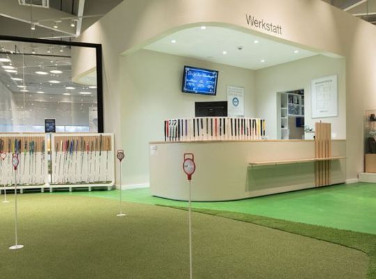 Werbedisplays im Produktbereich der Golf-House-Filiale in Hamburg Hammerbrook