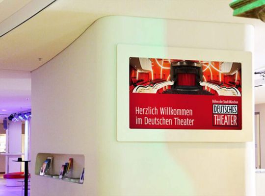 ein Display im Eingangsbereich vom Theater zum Begrüßen von Besuchern