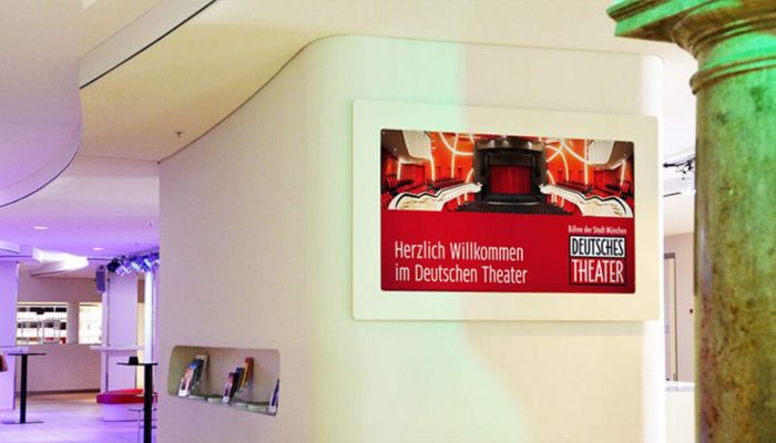Die Begrüßung der Gäste im Kulturbetrieb Deutsches Theater München erfolgt dank der Digital Signage-Installationen seit 2013