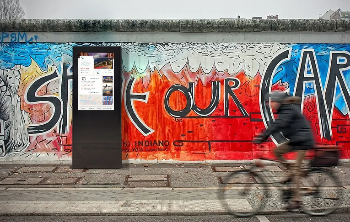 Eine Digital Signage-Stele mit Touchfunktion zeigt Werbung auf der Straße