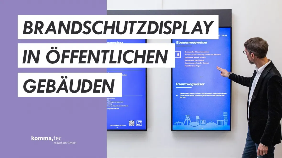 Der Geschäftsführer des Digital Signage Anbieters, Fabian Scholz, zeigt Brandschutzdisplays in öffentlichen Gebäuden
