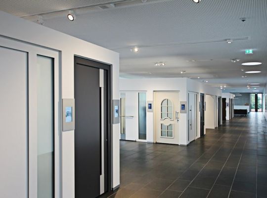 Infodisplays in der Ausstellung vom Hörmann Forum